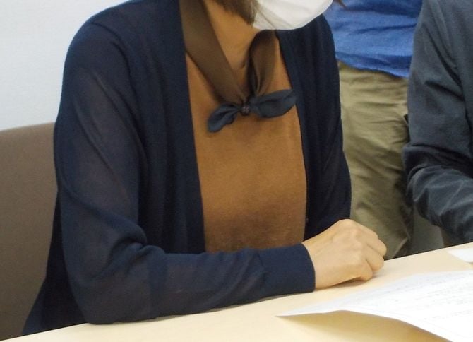 森友学園をめぐる公文書改ざん問題で、国が開示した「赤木ファイル」を目にする赤木雅子さん=2021年6月22日午前、大阪市北区