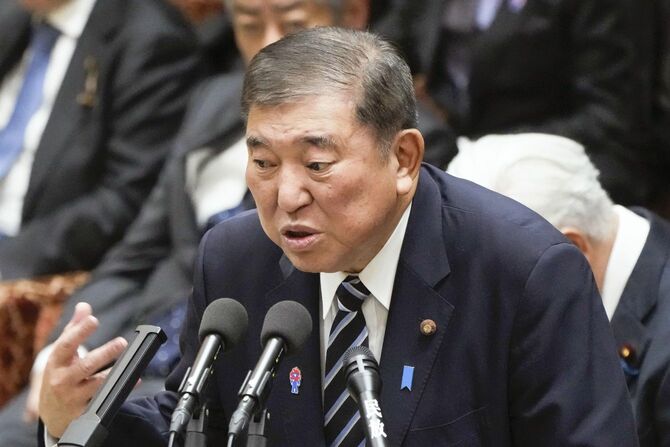 衆院予算委で答弁する石破首相