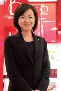 <strong>資生堂販売 大分支店 支店長 原 史佳</strong>●愛媛県立新居浜東高校卒業後、1982年資生堂販売入社。四国支店美容部長、香川オフィス営業部長を経て2009年より現職。