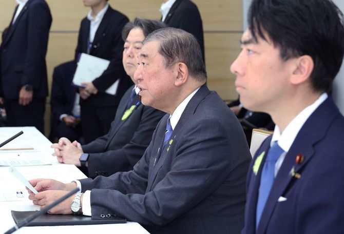 「米の安定供給等実現関係閣僚会議」で発言する石破茂首相（中央）＝2025年7月1日、首相官邸