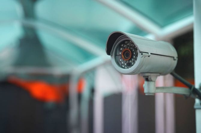 駐車場のポールに取り付けられたCCTVカメラ