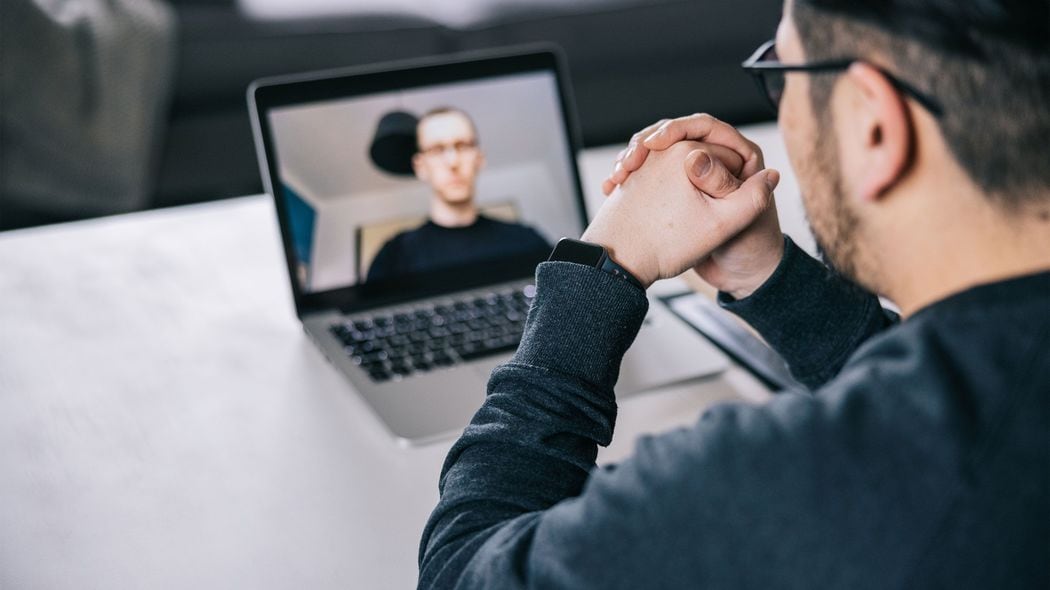 画面上のあなたは｢ただの不機嫌な人｣…オンライン会議で仕事のデキる人ほどハイテンションを演じるワケ