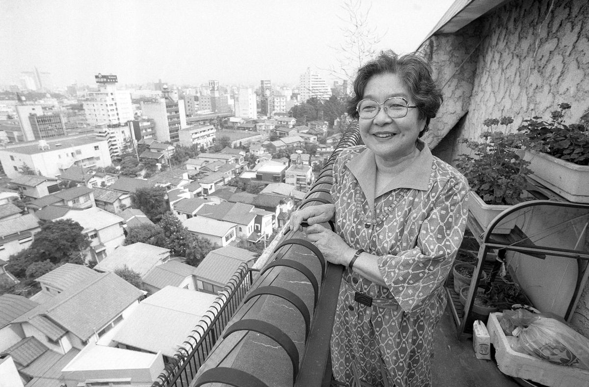 高層マンションのテラスで取材に応じる弁護士の三淵嘉子、1982年