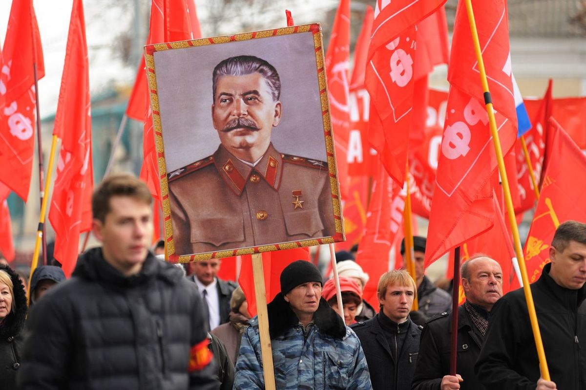 共産党の行進・スターリンポートレート