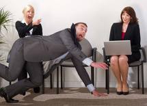 なぜ1人で転ぶと恥ずかしいと感じるのか