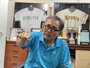 栽監督との思い出を語る九州共立大野球部前監督の仲里清さん。福岡六大学リーグ優勝36回、全日本大学選手権16回、明治神宮大会6回出場。99年の明治神宮大会で九州勢として初の大学日本一に輝いた＝6月30日、九州共立大（筆者撮影）