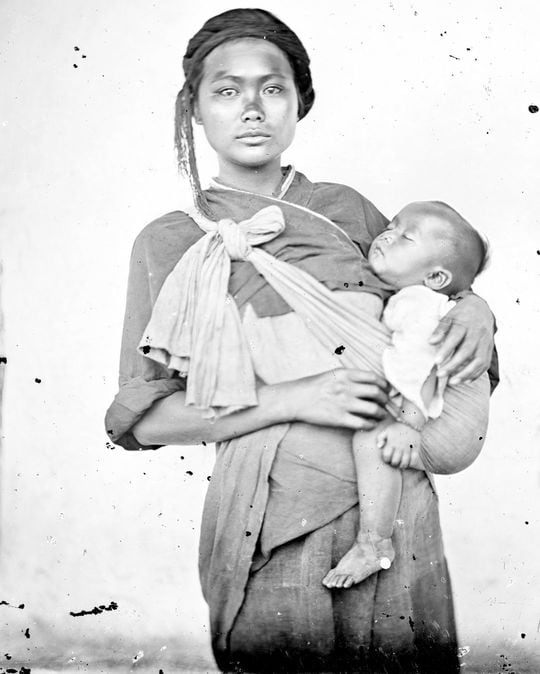 台湾原住民の女性と子ども