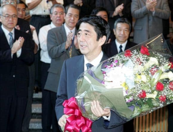 2007年9月25日、第1次安倍改造内閣の内閣総辞職に際し、贈呈された花束を持つ安倍晋三氏