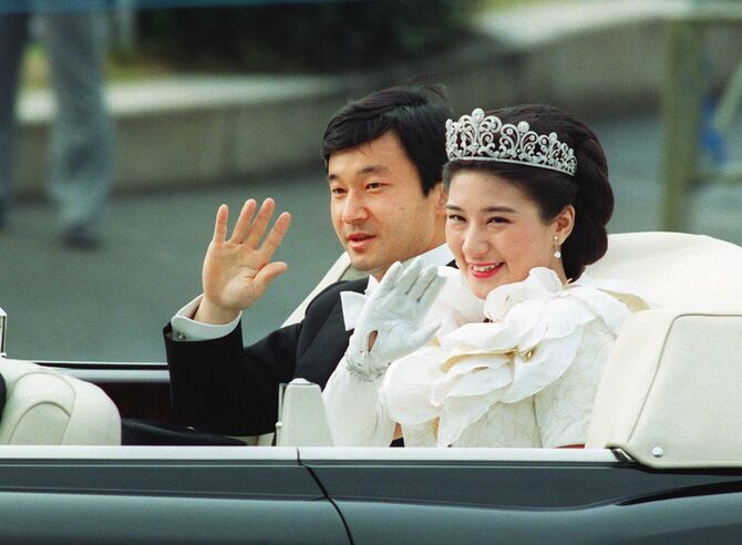 結婚パレードで沿道の人々に手を振って応えられる天皇、皇后両陛下（当時皇太子ご夫妻）＝1993年6月9日、東京都千代田区