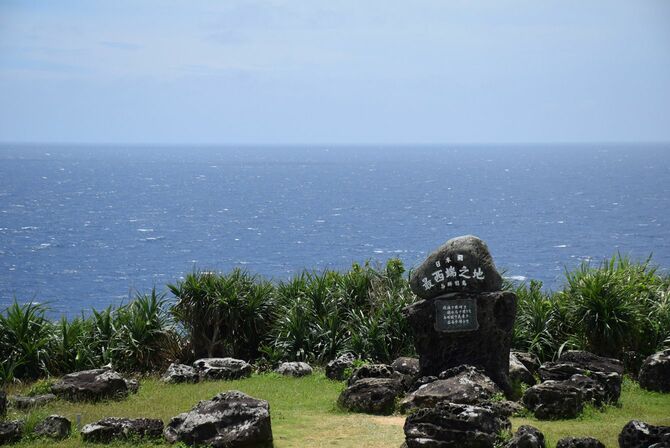 久部良港の脇には日本最西端の碑が立つ。冬には、台湾の山並みを見通せることもある＝2022年4月23日、沖縄県与那国町