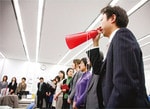発言の際は、どうしても声が小さくなりがち。メガホンは東会長の発案で赤と青が使われている。