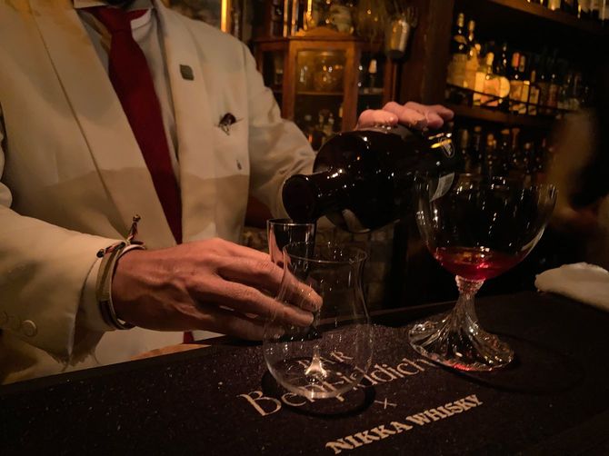 カクテルを作る手元