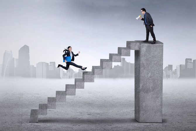 ボスと会うために急いで階段を上る女性社員