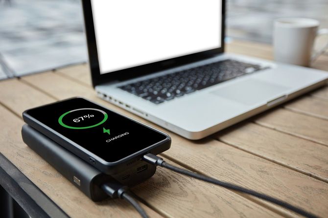 モバイル電源で携帯電話を充電