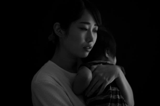 子を心配する母親