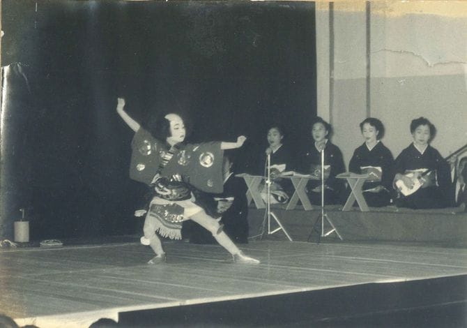 子どものころの高美さん。お祭りのステージなどに呼ばれ、大人に混じって踊った