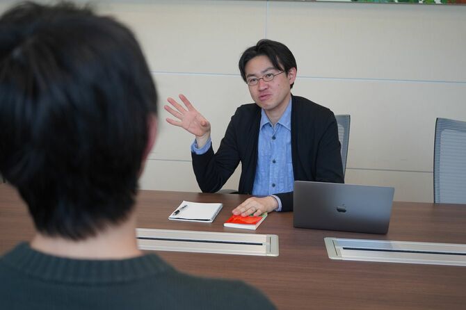 インタビューに答える社会学者の鈴木洋仁さん
