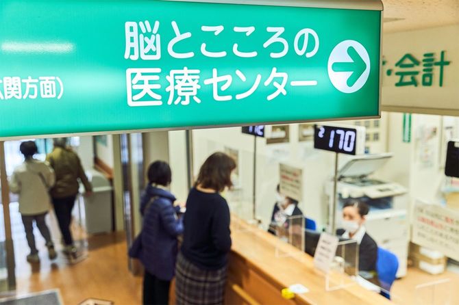 脳神経疾患や心の病には、診療科の分野が重なる部分あるいは複数の診療科で診るべき疾患も多くある。鳥取大学医学部附属病院の「脳とこころの医療センター」では、4つの診療科が隣あって診療し、互いに連携を図ることでより的確な医療を提供する。