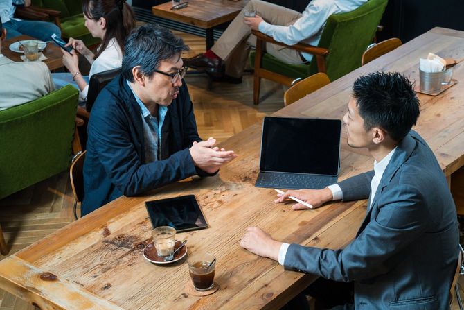 カフェでミーティング