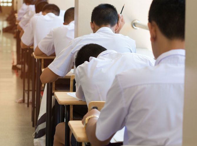 試験を受ける学生たち