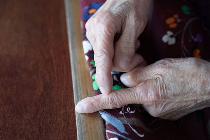 シツイさんの指には剃刀で切った痕が何本も残る