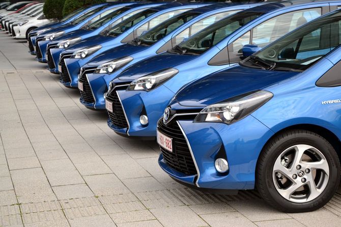 デュッセルドルフのディーラーに並ぶトヨタヤリス