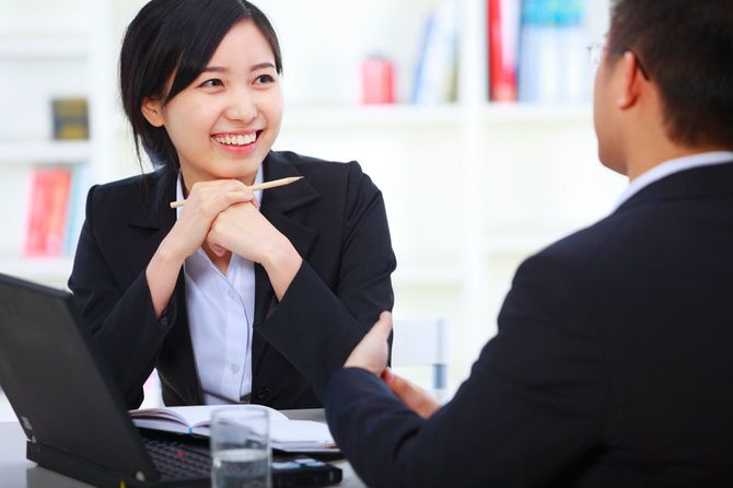 オフィスで談笑する女性