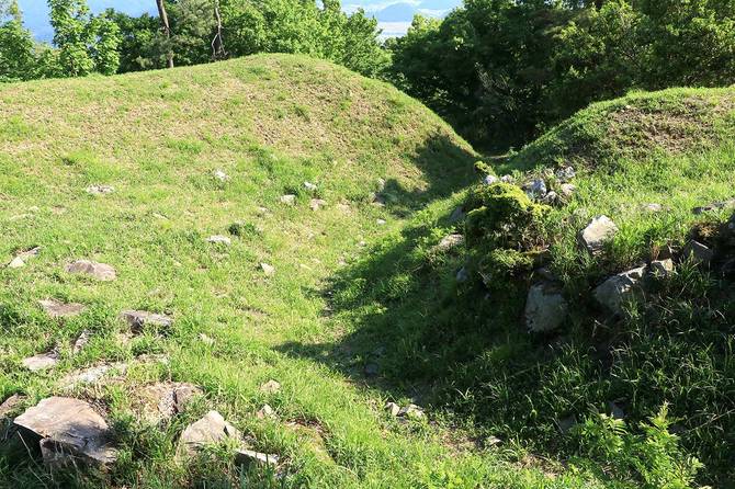 屈曲する堀底道。枡形虎口にしか見えない