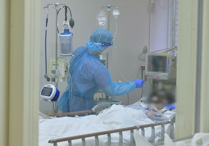 新型コロナ患者を治療する埼玉医科大学病院の医療従事者