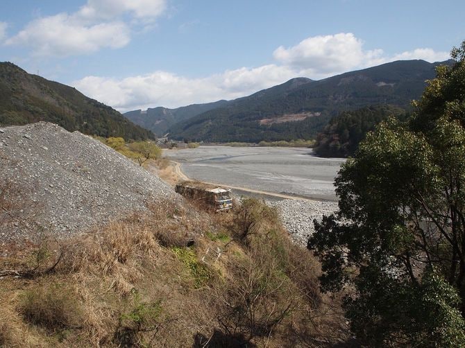 ほとんど水の流れない干上がったままの大井川中流域(川根本町)
