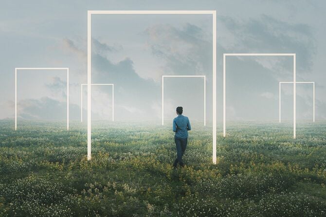 ファンタジーの風景の中に立っている女性