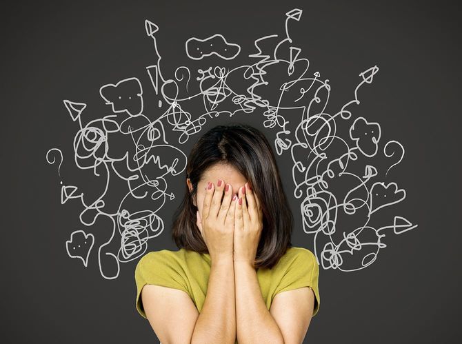 多くの考えで落ち込んだ女性