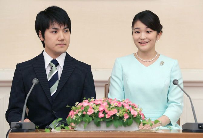 婚約が内定し、記者会見される秋篠宮家の長女眞子さまと小室圭さん＝2017年9月3日、東京都港区の赤坂東邸［代表撮影］
