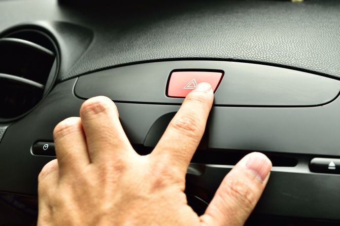 ハザードランプを押す手元