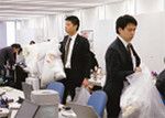 同社では男性はスーツとネクタイを着用し、女性も上着を着ている。ジーンズをはいた人はいない。