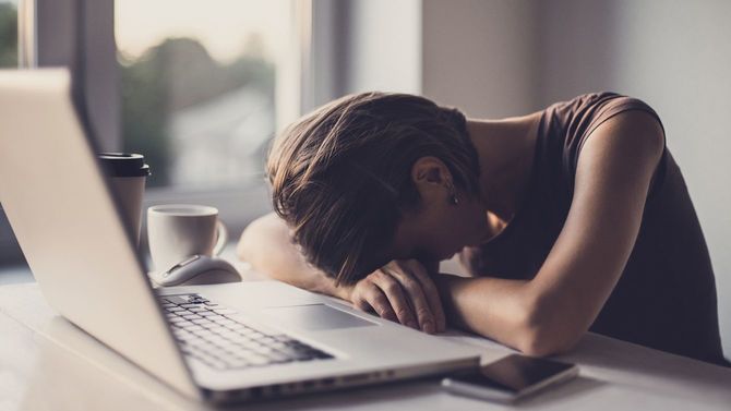 オーバーワークで疲れ切って一休みするビジネスウーマン