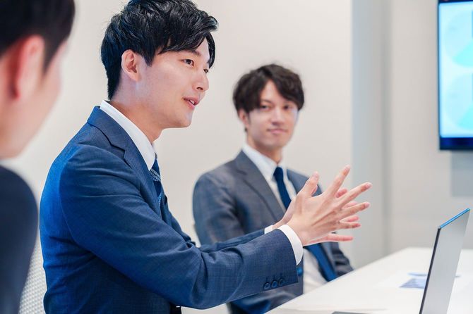 会議で話すビジネスマン