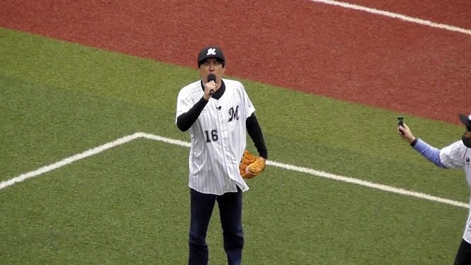 とんねるず・石橋貴明 - 2021年5月16日、ZOZOマリンスタジアムでの始球式で（写真＝YouTube: 【帝京魂】とんねるず・石橋貴明始球式／CC-BY-3.0／Wikimedia Commons）