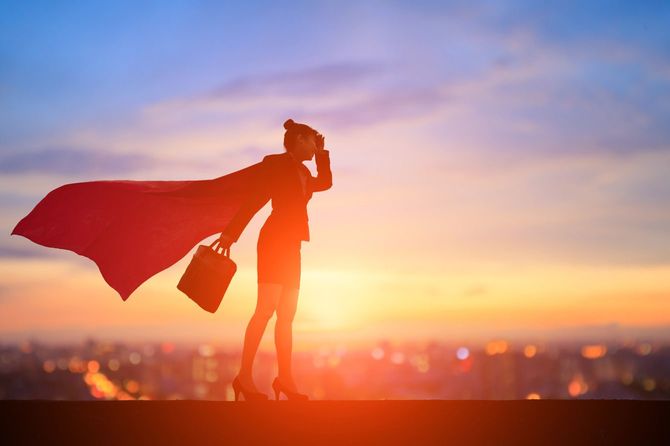 マントをつけたビジネスウーマン