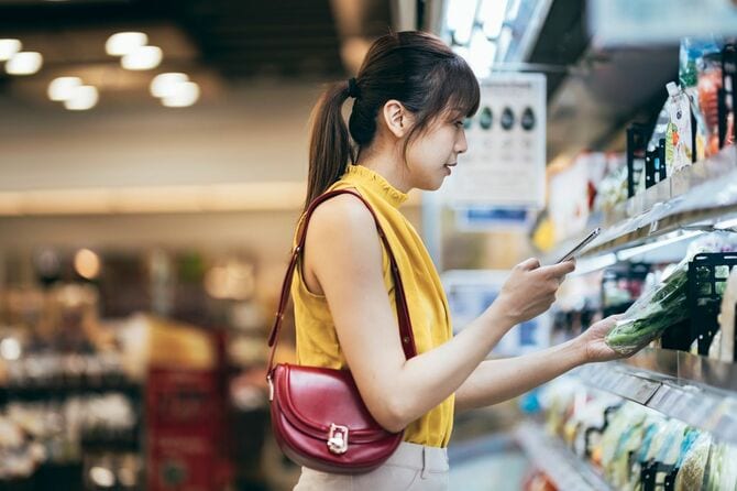 スーパーで買い物をする女性