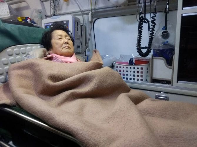 救急車の中のシニア患者