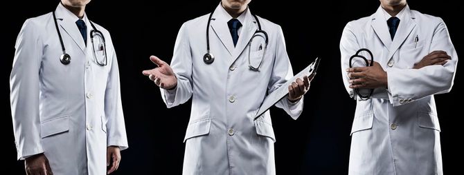 黒の背景の医師