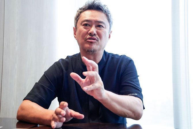 プロの料理人が使うような包丁を作る職人が減っていると語る土方氏