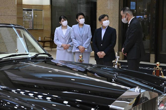 即位5年・成婚30年記念特別展「新しい時代とともに―天皇皇后両陛下の歩み」を訪れ、1993年の結婚パレードで使われたオープンカーを見られる天皇、皇后両陛下と長女愛子さま＝2023年5月30日、東京都中央区の日本橋高島屋［代表撮影］
