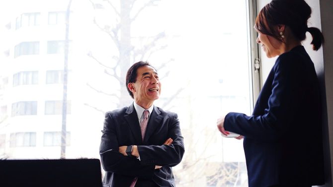 オフィスにいる日本人のビジネスパーソン