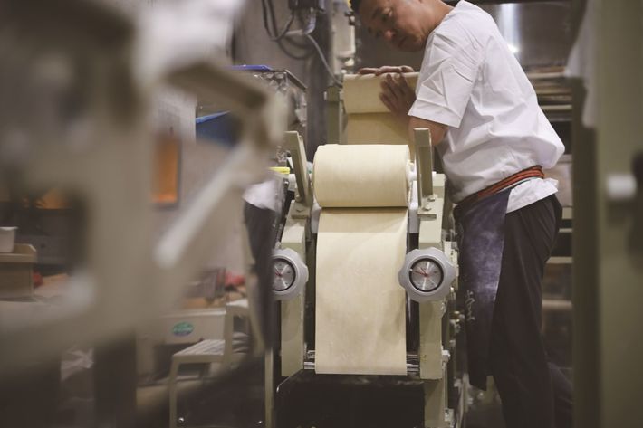 「支那そばや」の佐野実さんへの憧れからスタートした飯田さんにとって、製麺はラーメンづくりの命ともいうべきもの。