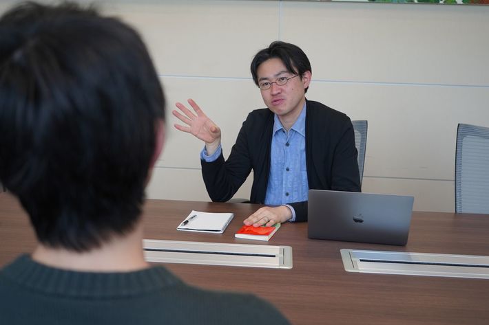 インタビューに答える社会学者の鈴木洋仁さん