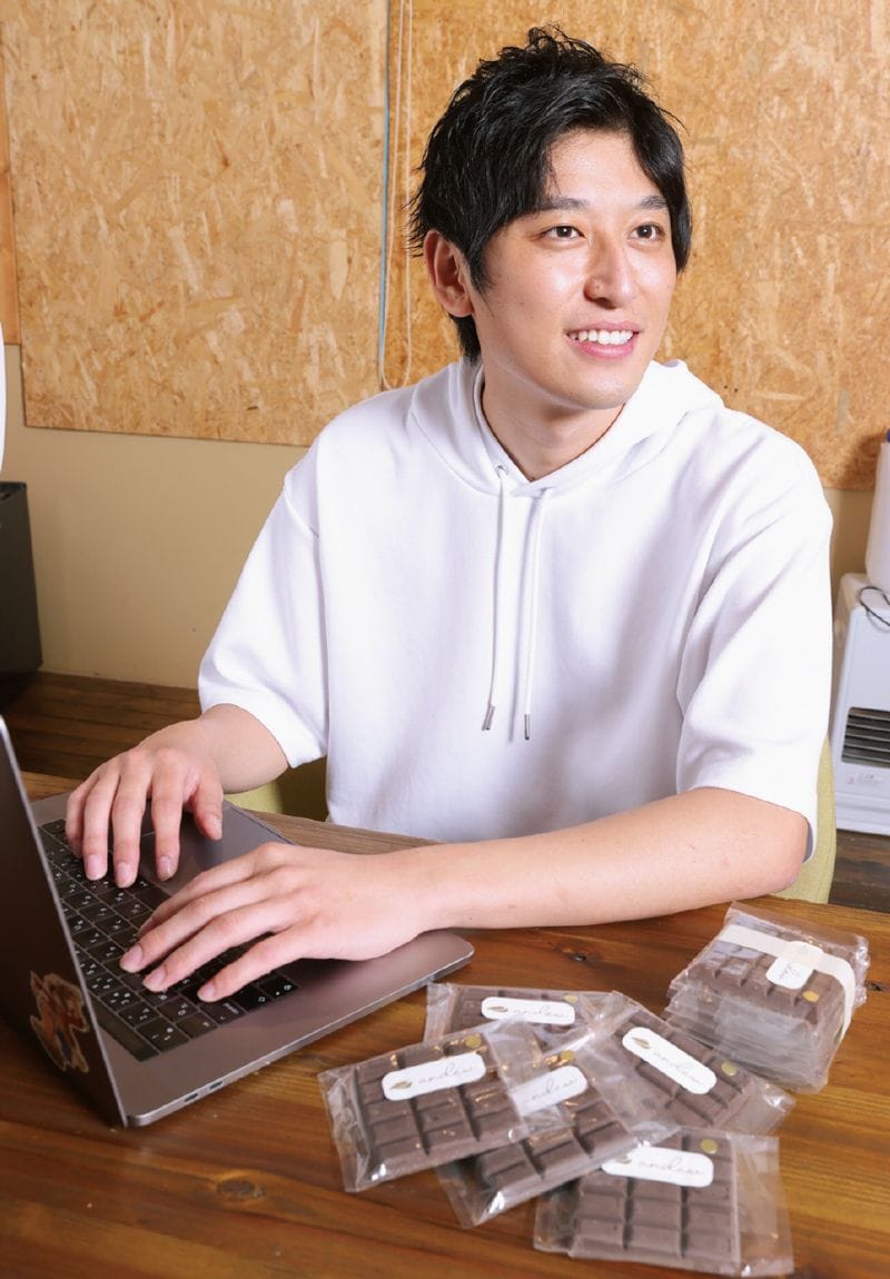 完全食チョコを販売する起業家でもある医学部生の中村恒星さん（撮影＝高津尋夫）
