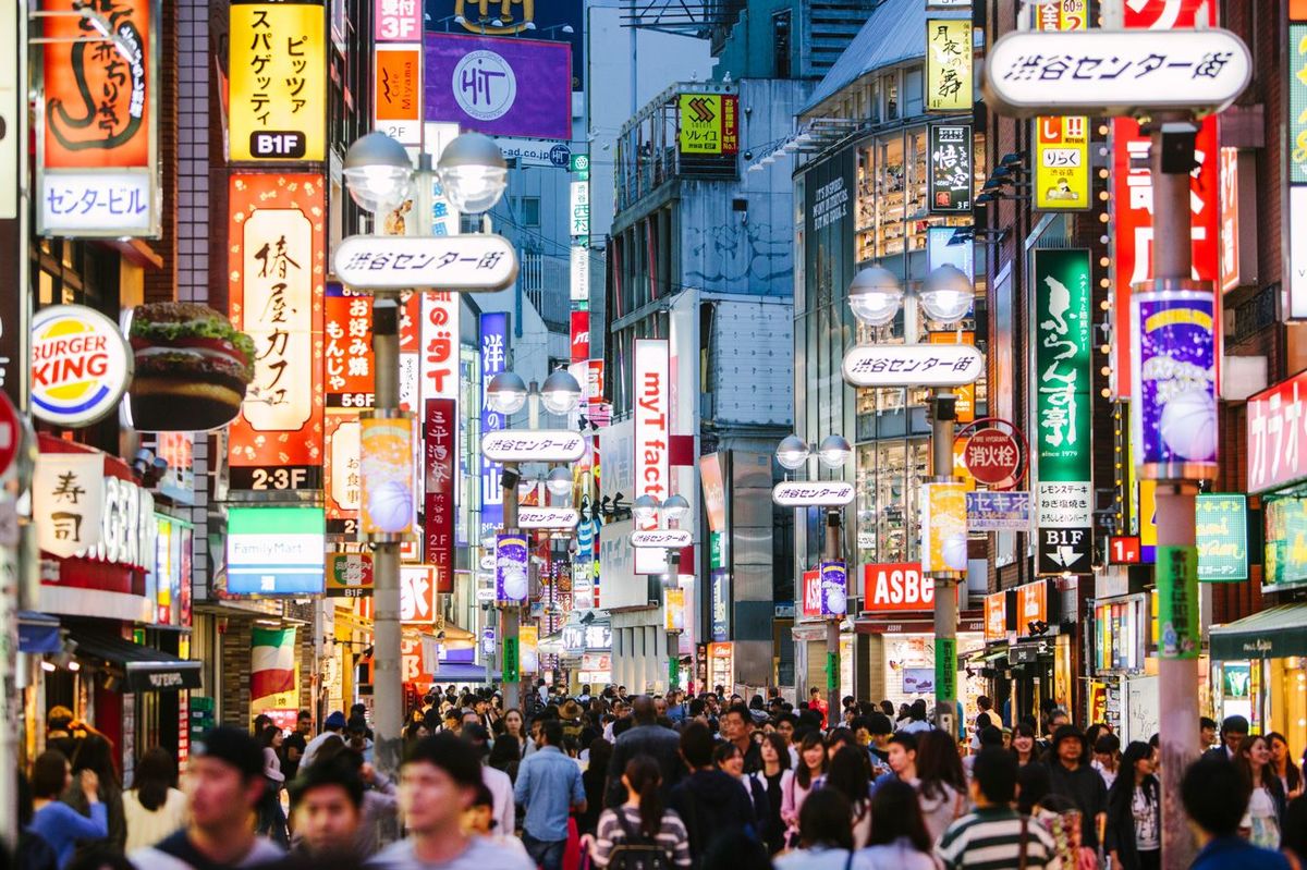 渋谷センター街の看板と商店街を歩く人々