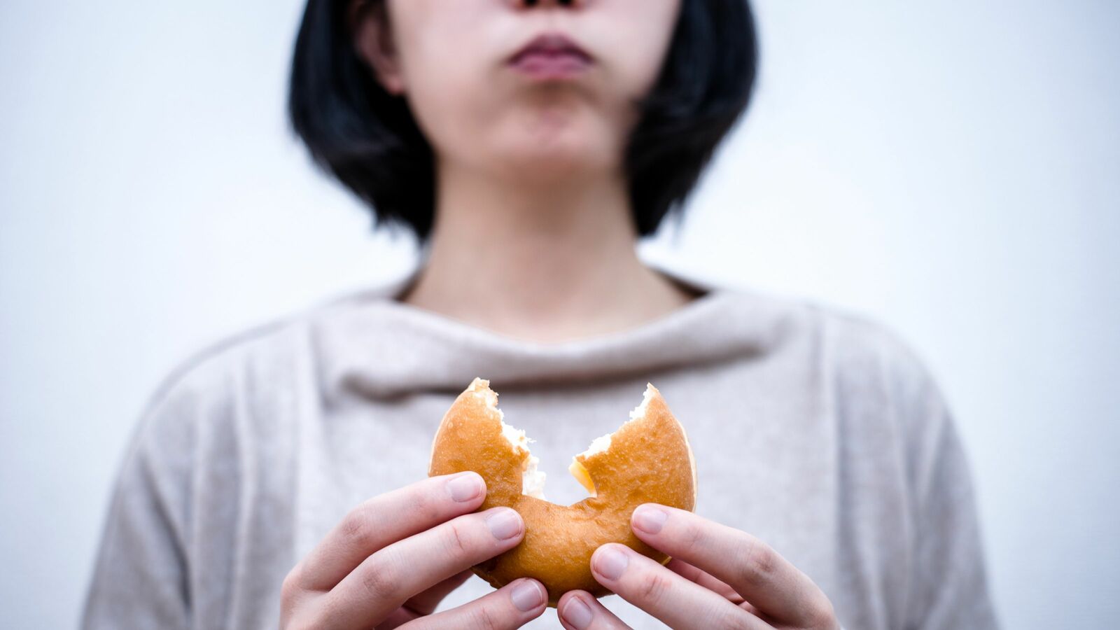 5個入りの菓子パンを1日1個食べ､所持金は50円…コールセンターの契約社員が路上生活者になった過酷な記録 携帯の充電がなくなりかけた時､意を決して相談ダイヤルにかけた